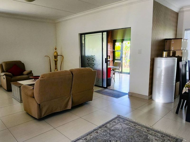 Stunning 3 bedroom Leadwood townhouse to rent in the sought-after Meyersdal Nature Estate - Photo 7