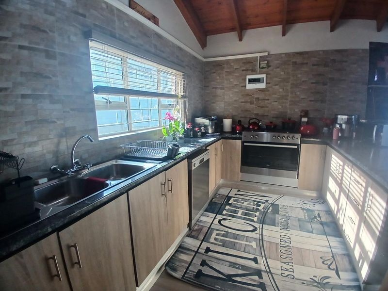 Spacious Face-brick home with panoramic ocean views - Photo 5