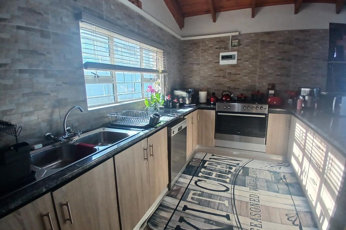Spacious Face-brick home with panoramic ocean views - Photo 5