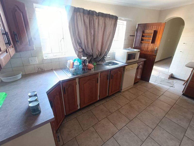 BEAUTIFUL FAMILY HOUSE FOR SALE IN VALHALLA!!! - Photo 6