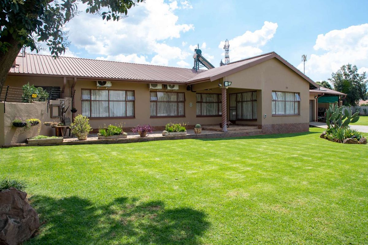 A True Deneysville Gem – Exceptional Value. Stunning 4-bedroom family home offers luxury, security, and convenience in the heart of Deneysville. - Photo 3