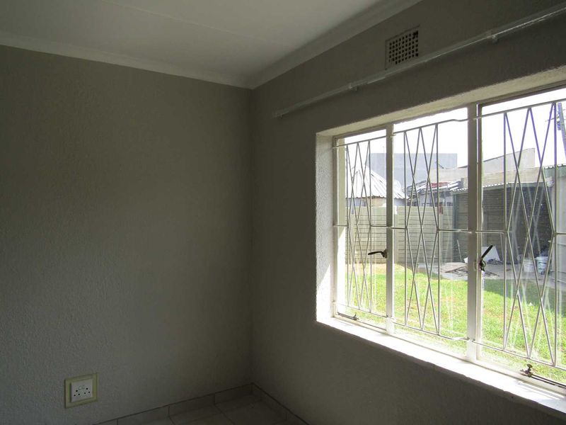 Newly renovated Home with Flat Let - Photo 6