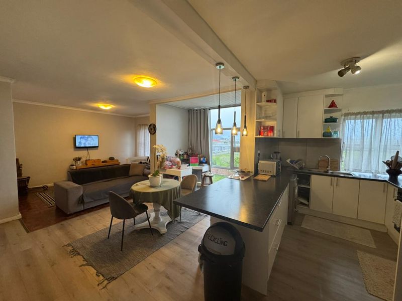 Spacious Modern Two-Bedroom Apartment with Table Mountain Views - Photo 6