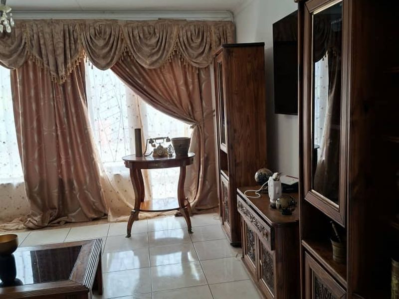 3 Bedroom Home with 2 Flats - Photo 4