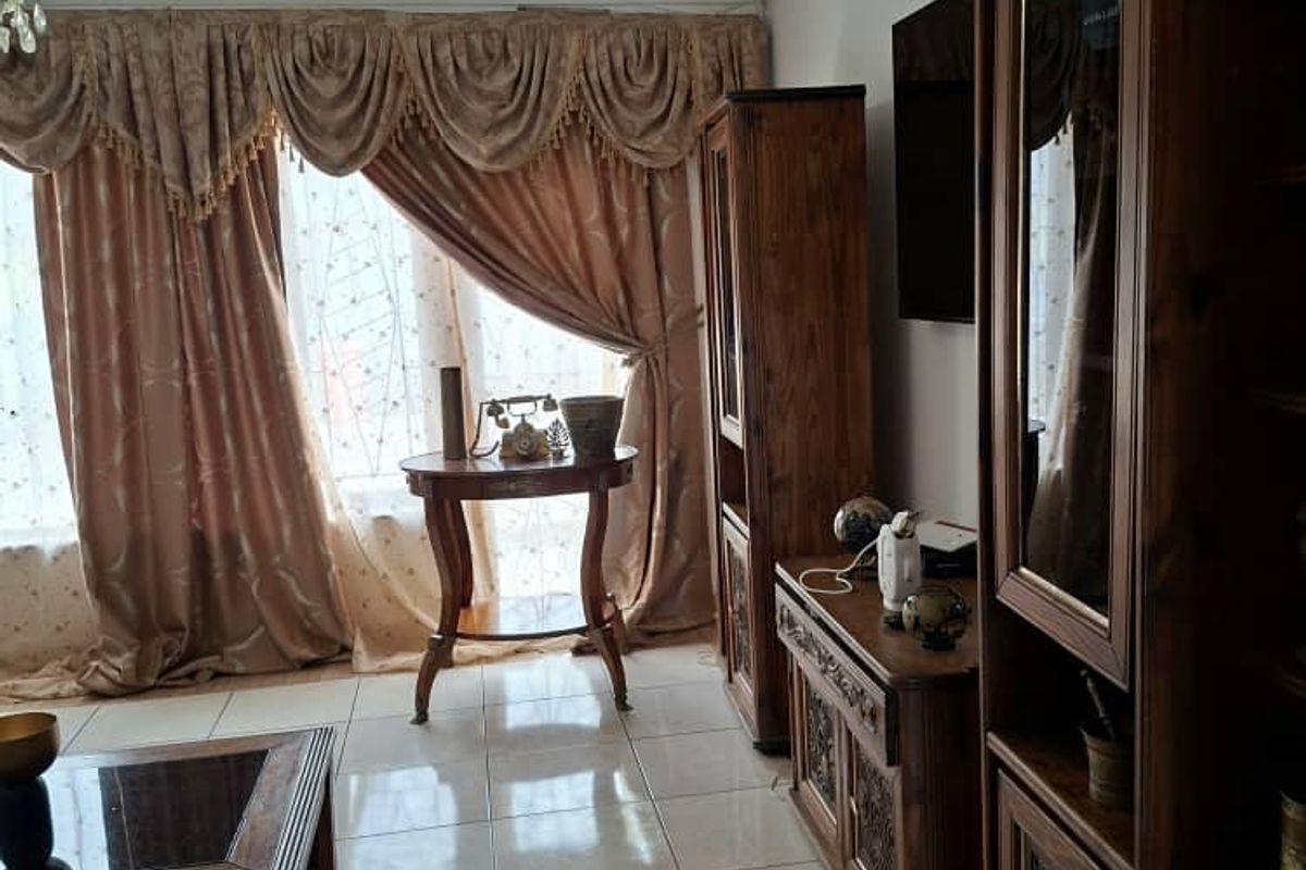 3 Bedroom Home with 2 Flats - Photo 4