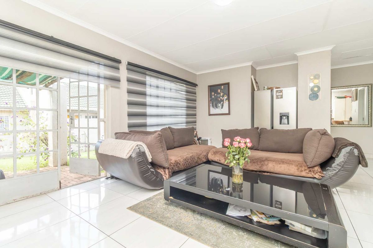 Your Dream 2-Bedroom Home Awaits in Upmarket Little Falls - Photo 4