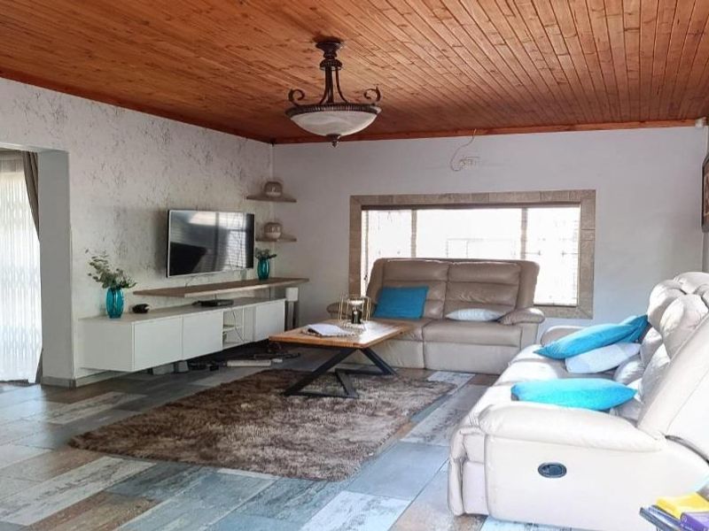 READY TO MOVE IN - Photo 4