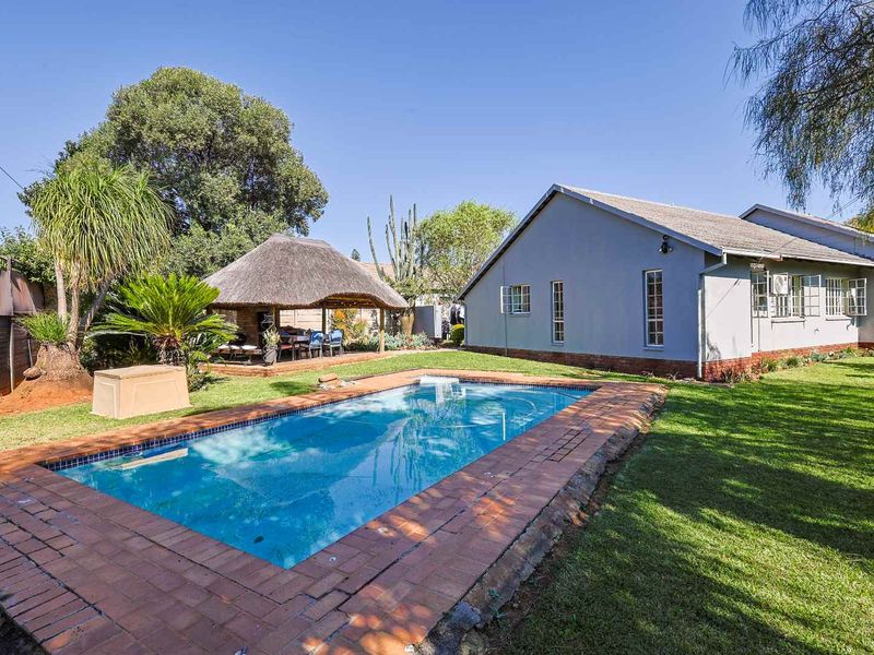 Beautiful 3-Bedroom Family Home with Fantastic Entertainment Areas in Meyerspark - Photo 5
