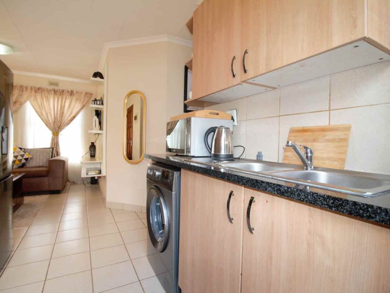 3 Bedroom house for sale in Clayville, Midrand Village Estate - Photo 9