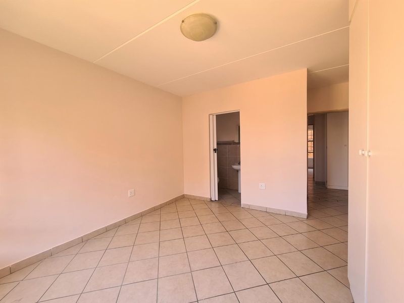 Load-Shedding-Free Living – The Ideal Lock-Up-and-Go Home! - Photo 10