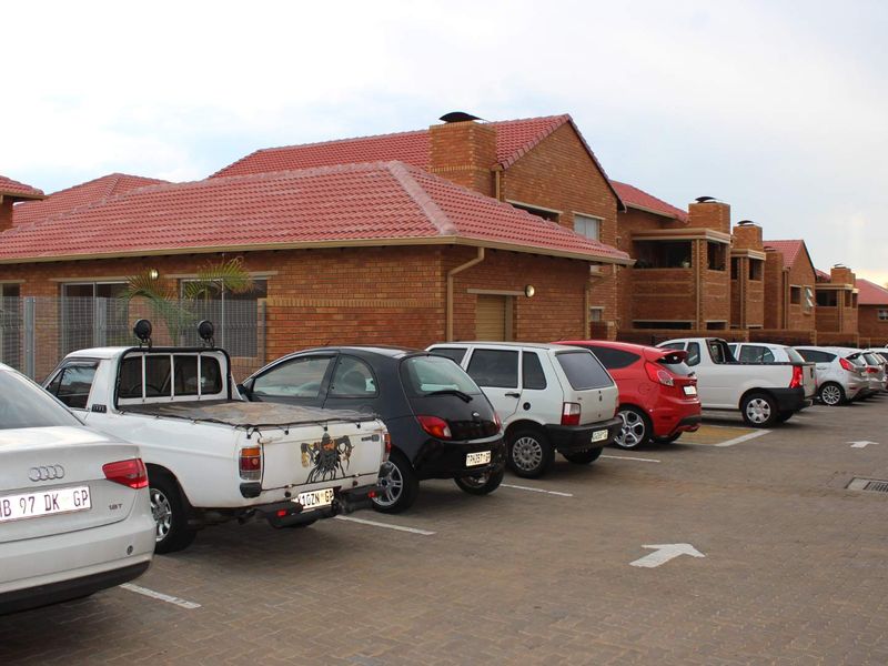 Charming Ground-floor 1-bedroom, 1-bathroom apartment, Carport - Photo 8