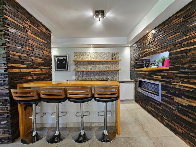 5 Bedroom Mansion in Golf Estate - Photo 9