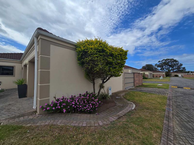 Neat & Move-In Ready 3-Bedroom Townhouse | Smallville Ridge, Morningside - Photo 5