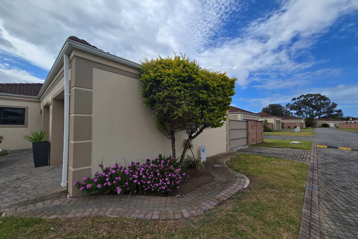 Neat & Move-In Ready 3-Bedroom Townhouse | Smallville Ridge, Morningside - Photo 5