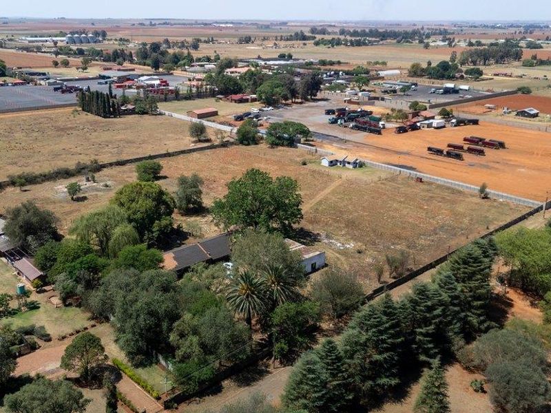 Prime 2-Hectare Property with Dual Residences, Outbuildings, and Commercial Potential - Photo 2