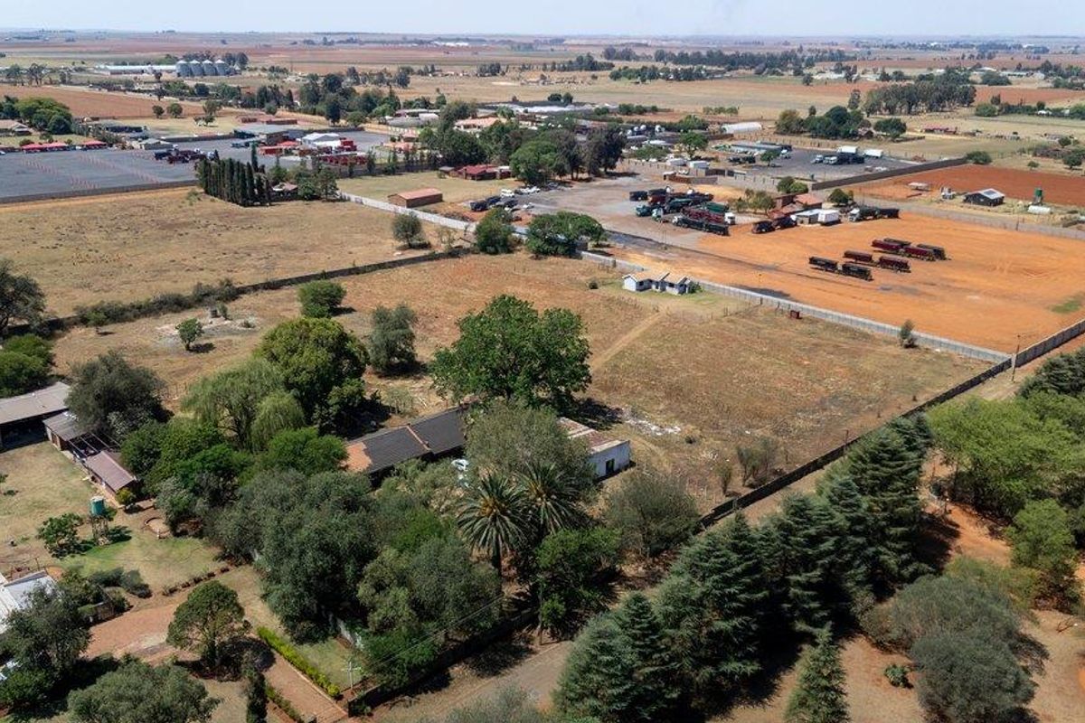 Prime 2-Hectare Property with Dual Residences, Outbuildings, and Commercial Potential - Photo 2