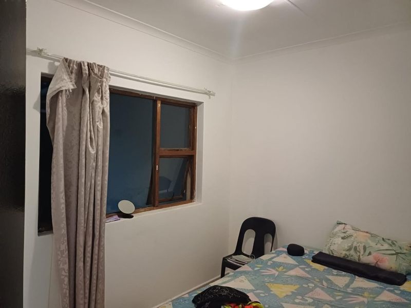 Charming 2-Bedroom Flat: In a Secure Complex - Photo 5