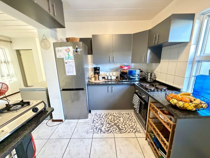 Immaculate Ground Floor Unit for Rent - Photo 8