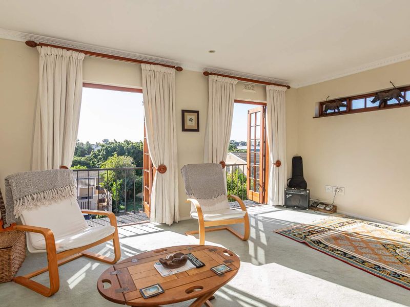 Spacious Lock ‘N Go 2 Bed Apartment In Sought After Complex - Photo 3