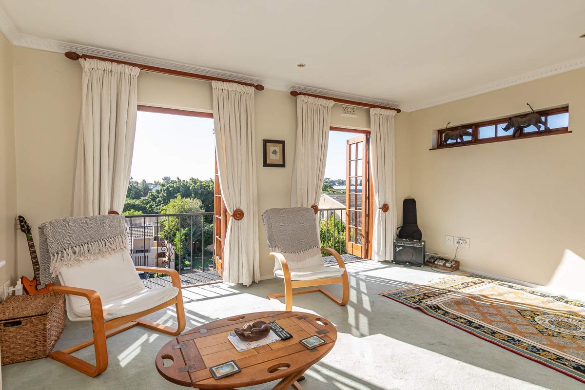 Spacious Lock ‘N Go 2 Bed Apartment In Sought After Complex - Photo 3