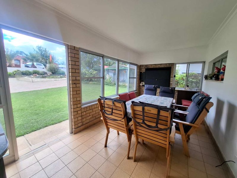 A home filled with heart, cherished by its current owner for the past 35 years - Photo 3