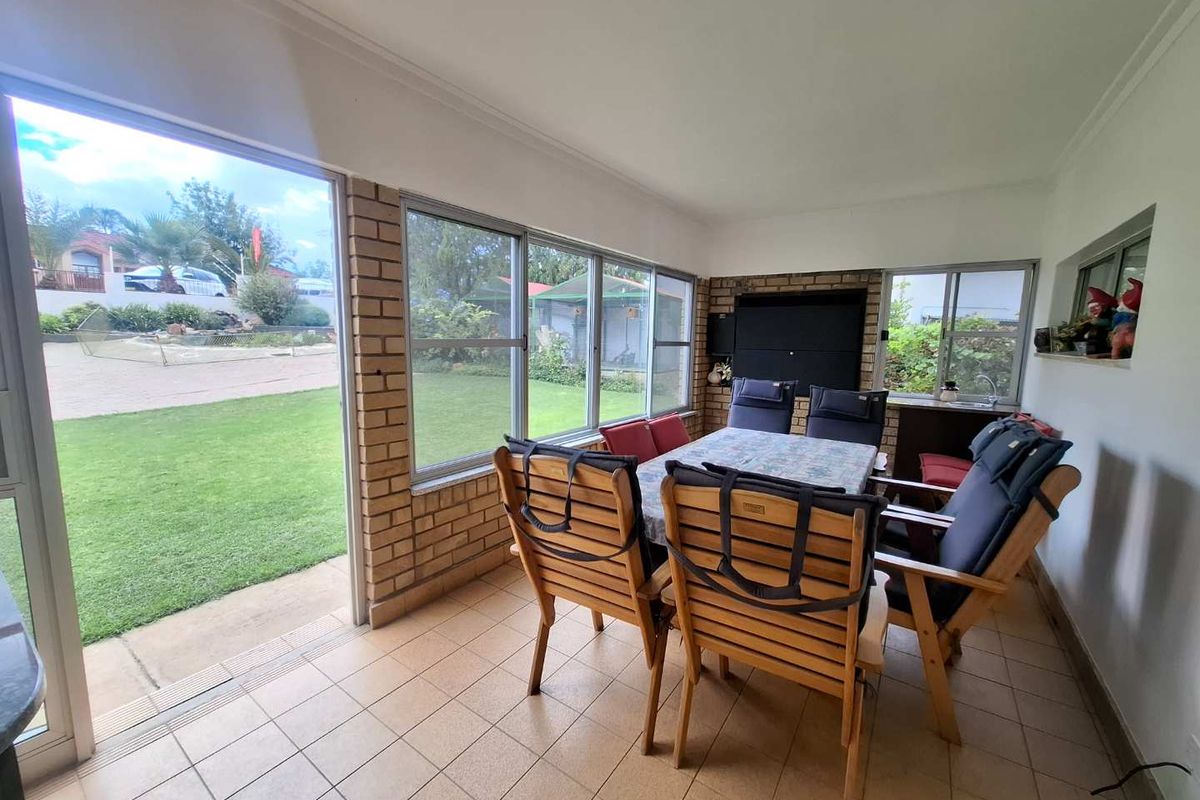 A home filled with heart, cherished by its current owner for the past 35 years - Photo 3