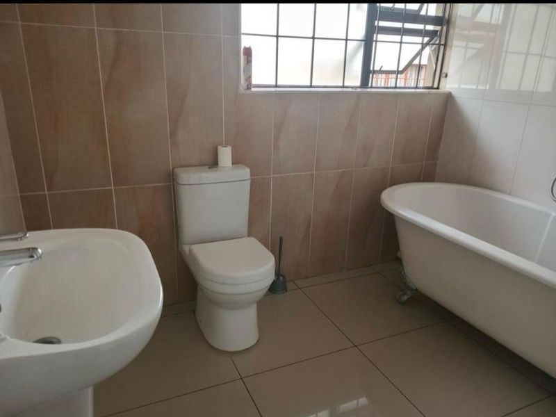 Well kept 4 bedroom house - Photo 6