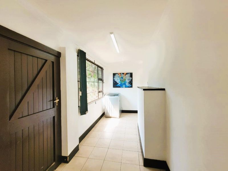 Luxurious 3-Bedroom Home with Panoramic Sea & City Views in Morningside - Photo 7