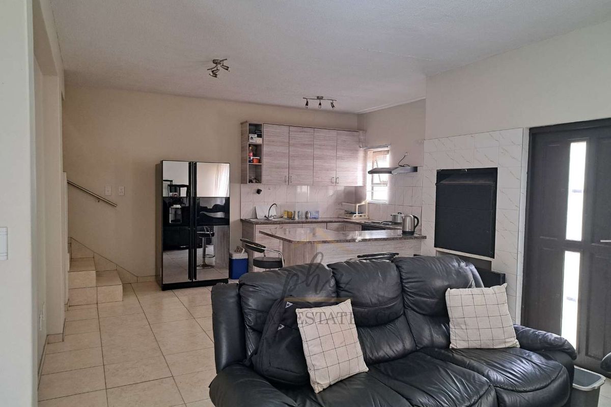 3 Bedroom Duplex Townhouse for sale in Walvis Bay for N$1 460 000.00 - Photo 5