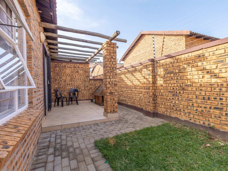 Modern 2-Bed Townhouse with Patio & Garden - Photo 3