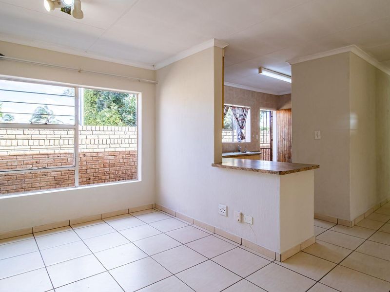 Lovely 3 bed, 2 bath cluster available in Northriding - Photo 6