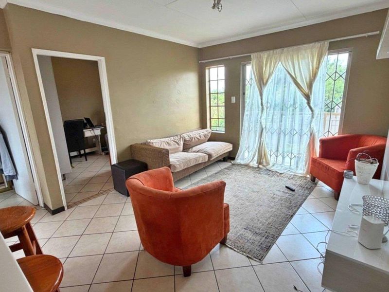 Charming 3 Bedroom Apartment for Sale in Equestria - Photo 3