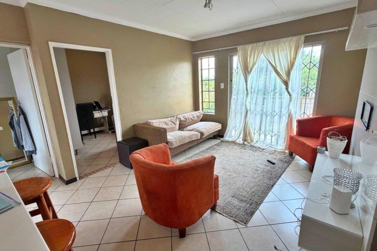 Charming 3 Bedroom Apartment for Sale in Equestria - Photo 3
