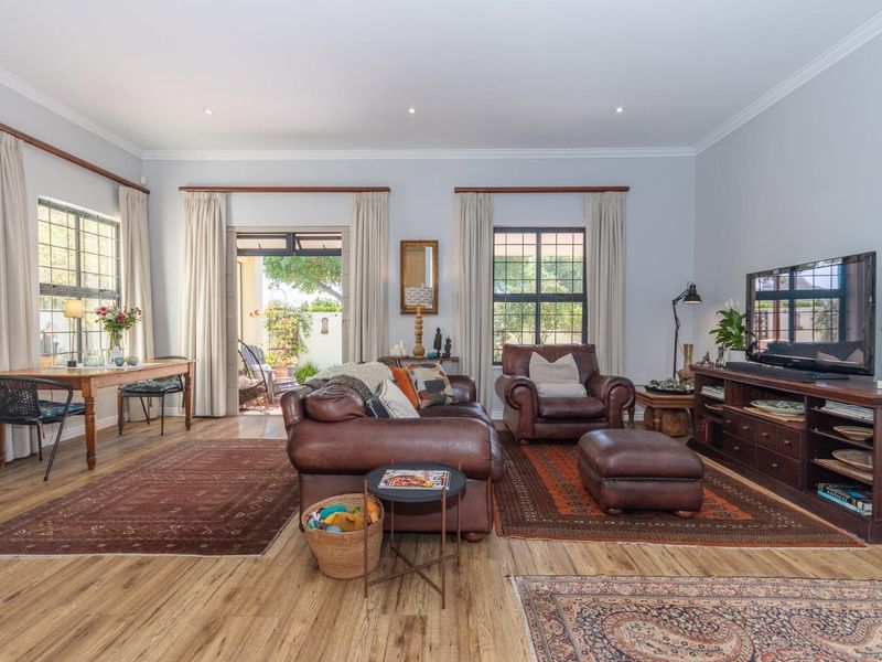 Elegant Home Perfectly Positioned For Privacy - Photo 7