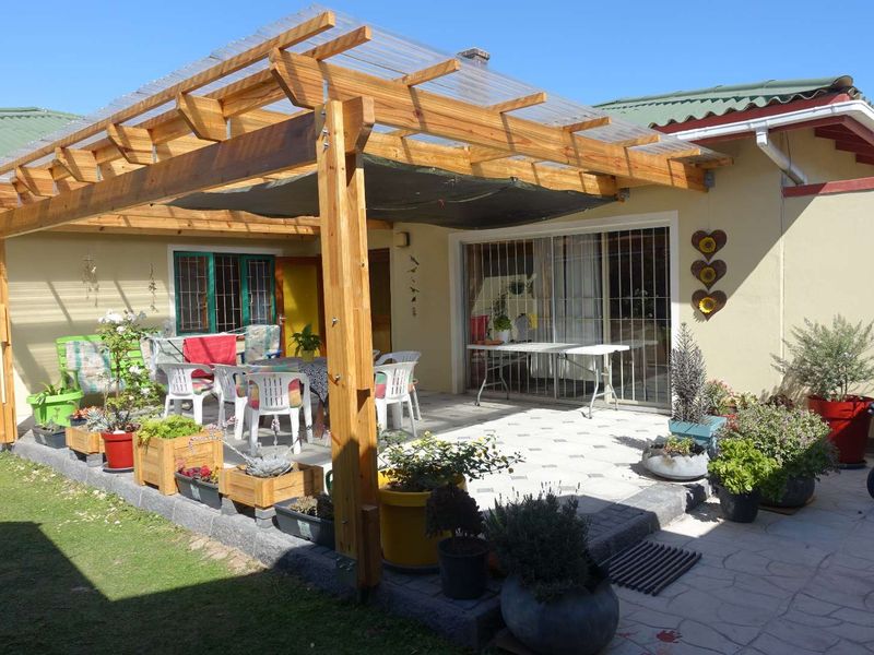 COSY FAMILY HOME ON LARGE ERF CLOSE TO SCHOOLS & SHOPPING CENTER - Photo 2