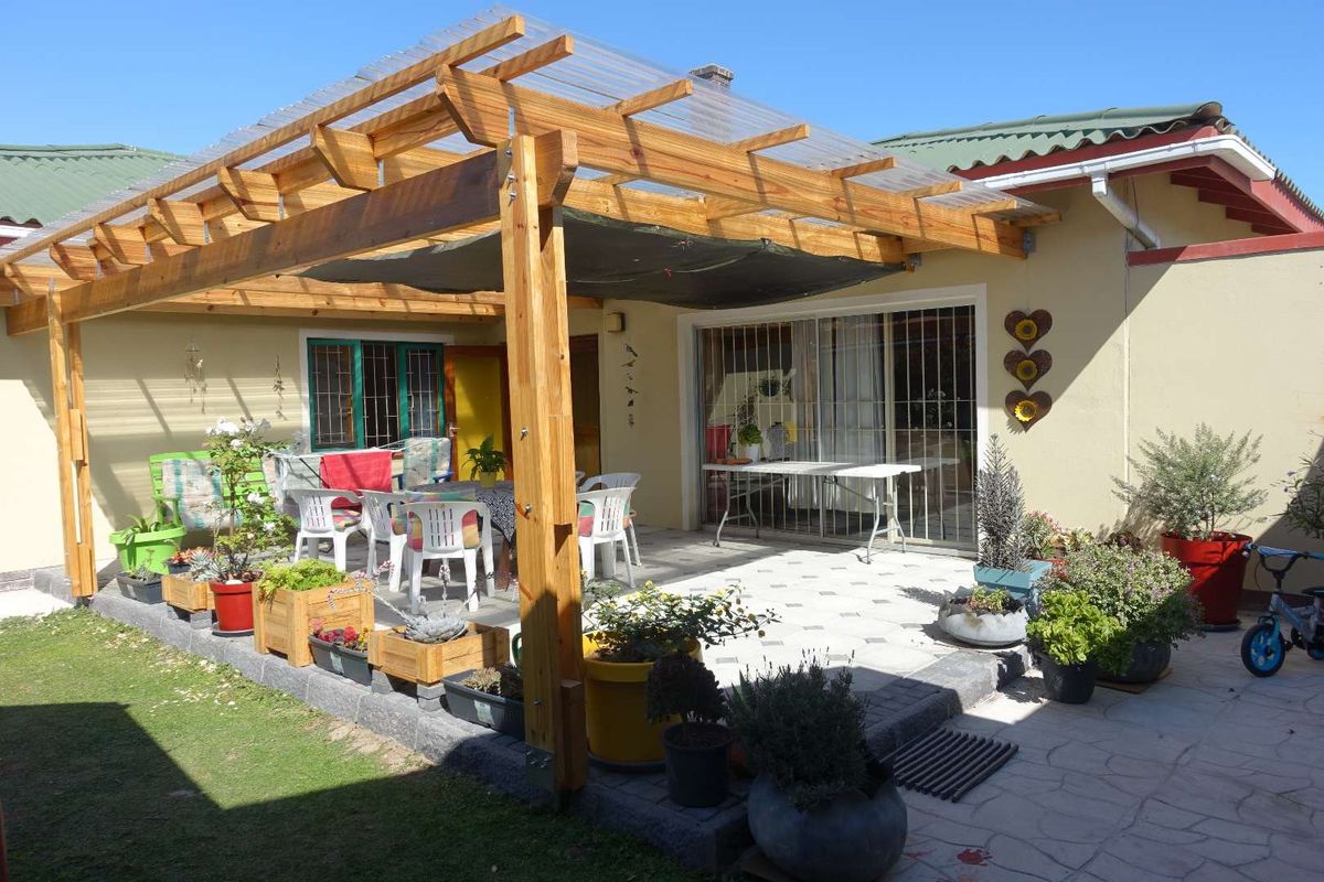 COSY FAMILY HOME ON LARGE ERF CLOSE TO SCHOOLS & SHOPPING CENTER - Photo 2