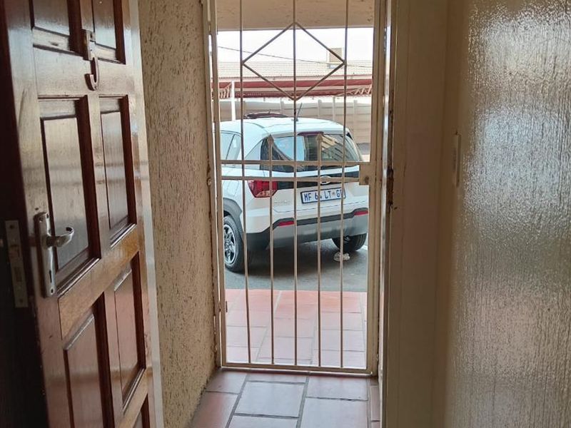 Cozy 2 Bedroom Townhouse For Sale ! - Photo 3