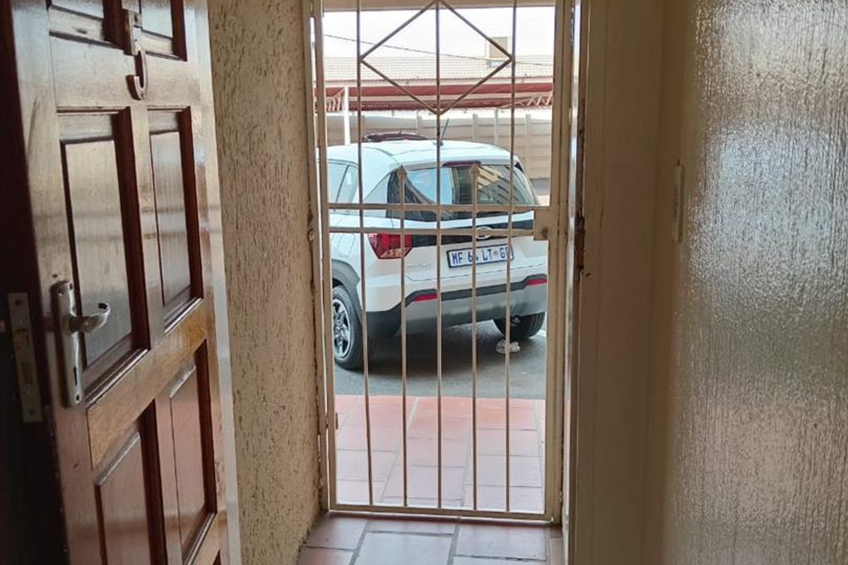 Cozy 2 Bedroom Townhouse For Sale ! - Photo 3