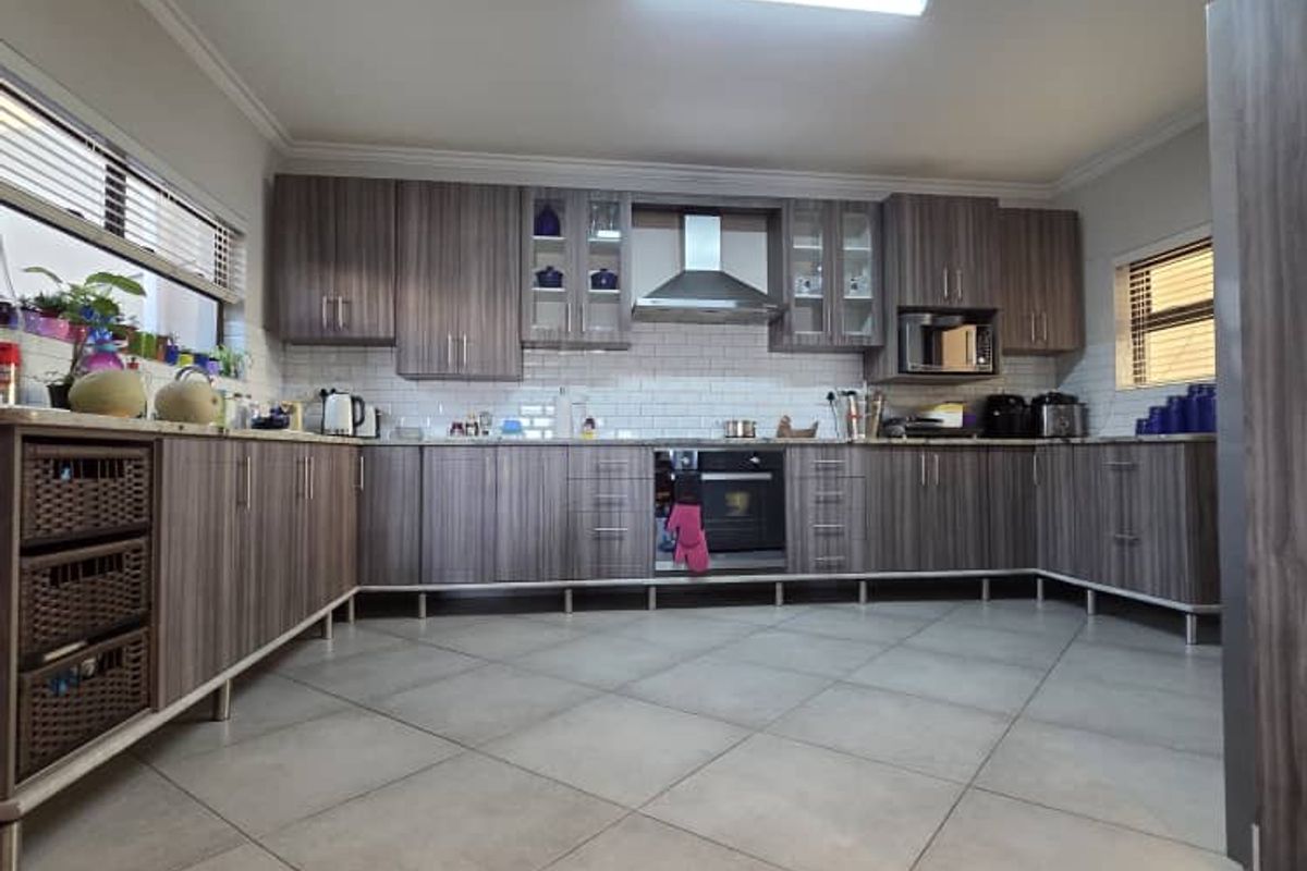 Spacious Three Bedroom Family Home for Sale in Ocean View - Photo 3