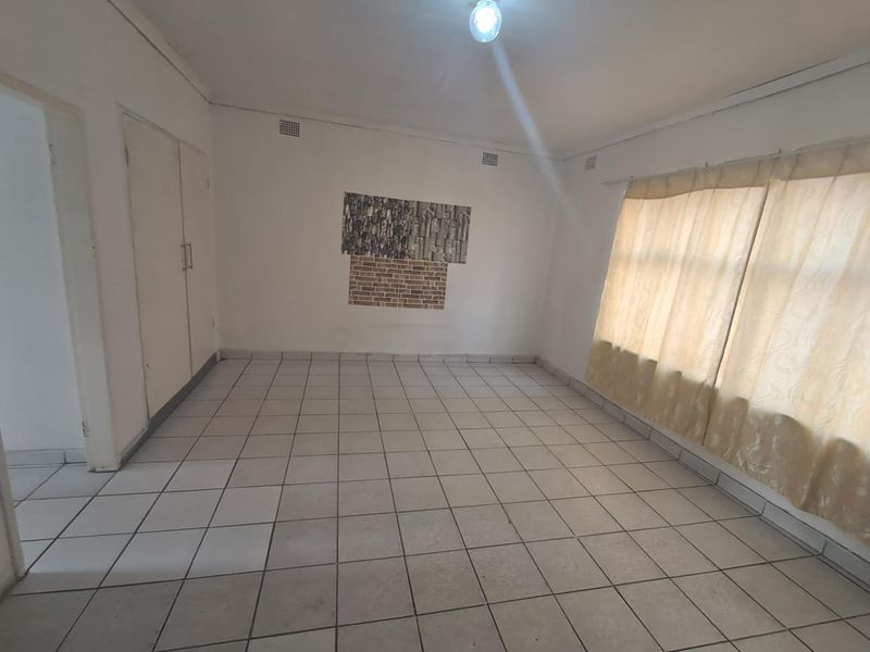 1 Bedroom Apartment In Henriette Complex pretoria west. - Photo 4