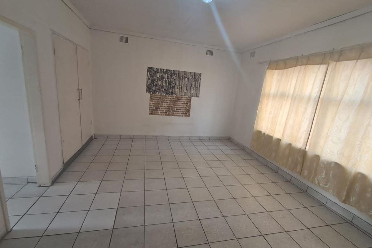 1 Bedroom Apartment In Henriette Complex pretoria west. - Photo 4