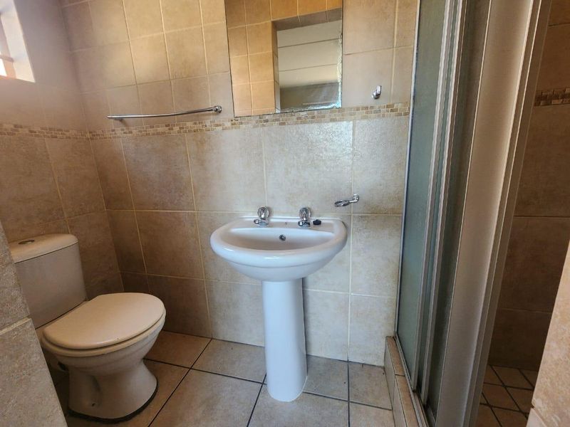 Neat & spacious 2 bedroom flat for sale in Benoni - Photo 7