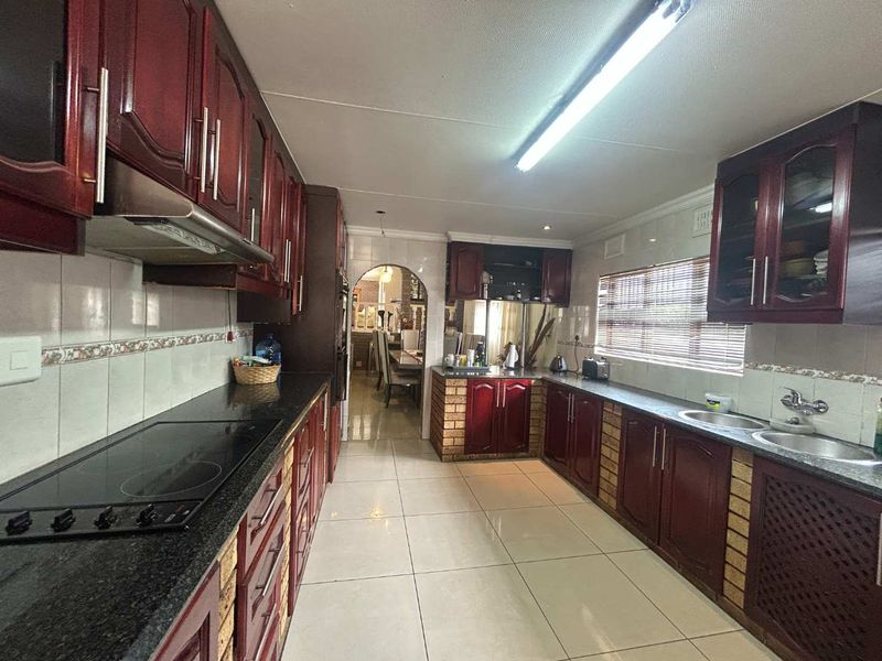 Modern Spacious 4 Bedroom House for Sale in Prime Amanzimtoti, Durban - Photo 1