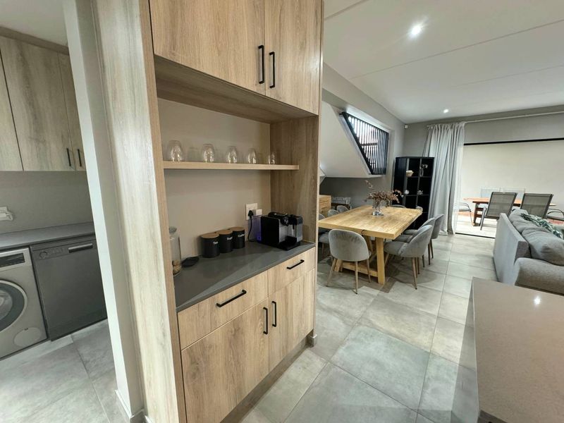 ELEGANT CONTEMPORARY LIVING AT IT'S FINEST - Photo 9