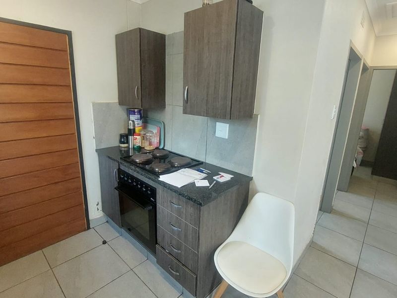 Modern Comfort: 2-Bedroom Home with Open-Plan Design! - Photo 3