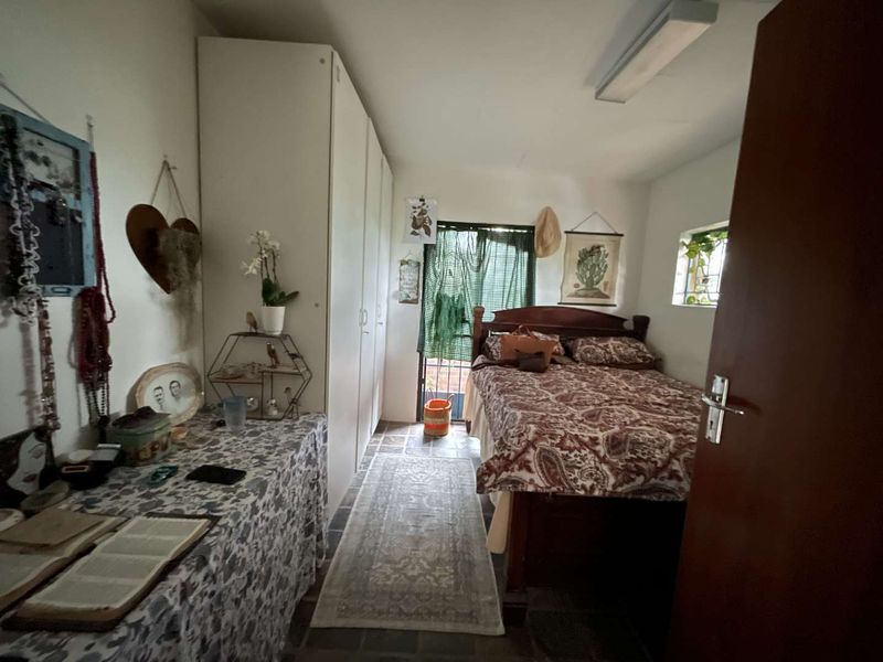 2 Bedroom, 2 Bathroom Cottage including ELECTRICITY, WATER AND SOLAR - Photo 2
