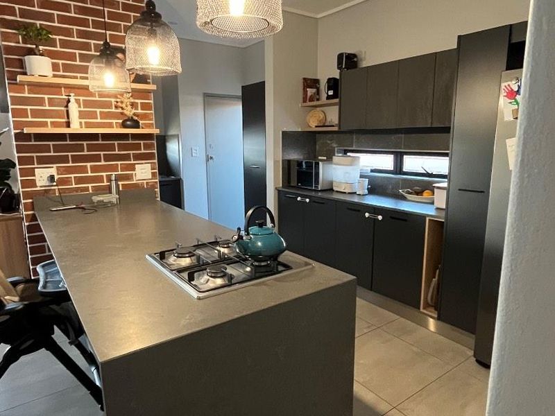 Stylish 3-Bedroom Townhouse with Private Garden in Baltimore Estate - Photo 3