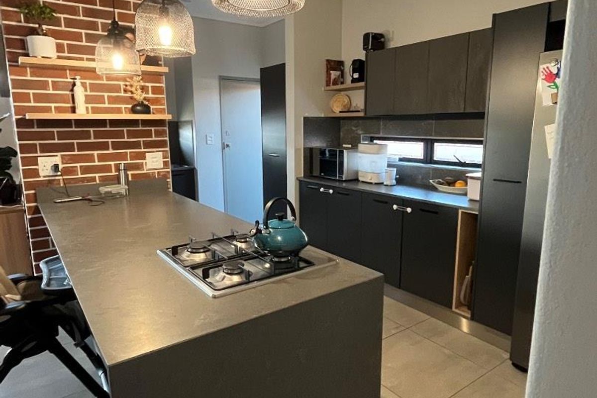 Stylish 3-Bedroom Townhouse with Private Garden in Baltimore Estate - Photo 3