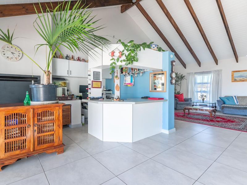 4 Bedroom Coastal Living - Photo 9