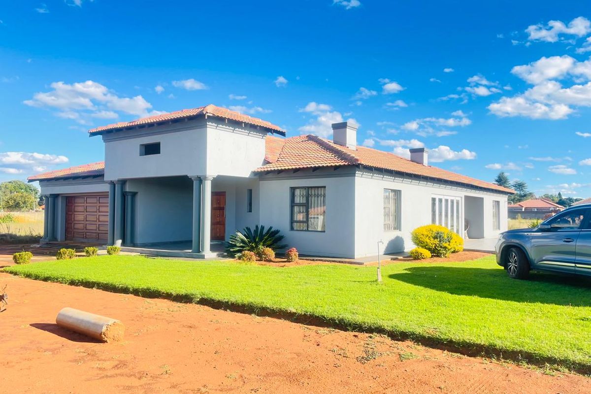 *Tranquil Retreat Family Home That Feels Like a Vacation in Kookrus, Meyerton - Photo 2